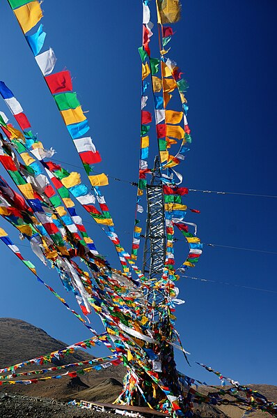 File:Prayer flags Kora La Pass, Tibet.jpg