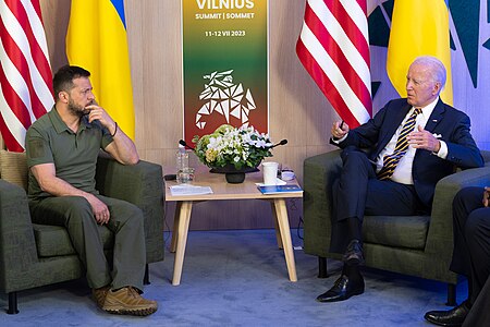 Tập_tin:President_Biden_met_with_President_Zelenskyy_of_Ukraine_at_the_sidelines_of_2023_NATO_Summit.jpg