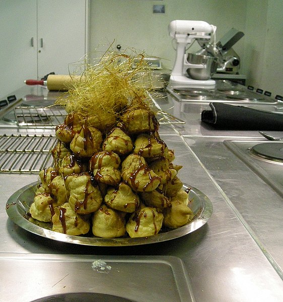 File:Profiteroles met karamelsaus.jpg