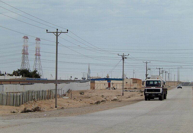 File:Qatar, power lines (5).JPG