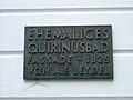 Messingplakette an der Fassade des ehemaligen Quirinusbades