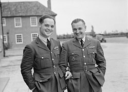 Alexander Hess (vpravo), s Douglasem Baderem, velitelem 242. (kanadské) peruti. Duxford, 1940.