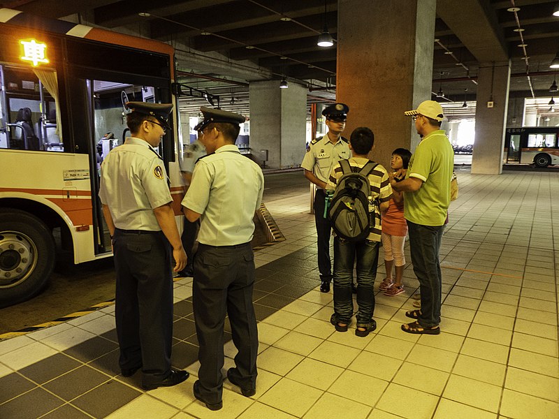 File:ROCAF Sergeants and Shuttle Bus in Buses Terminal of THSR Taichung Station 20140719.jpg