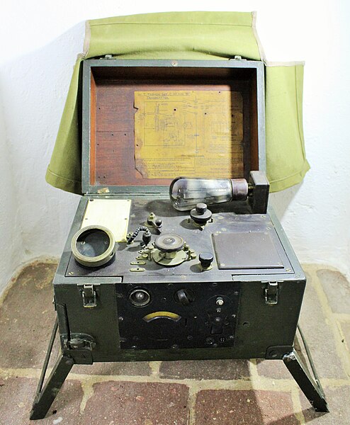 File:Radio emisor de trinchera C. W. III (MARK III).jpg