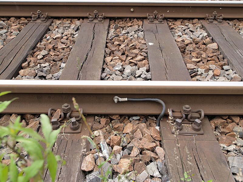 File:Rail earthing 01.jpg