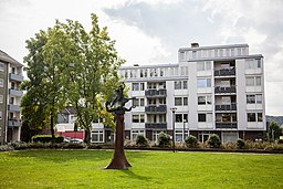 Rathausplatz Hattingen mit Drachentöter-Skulptur