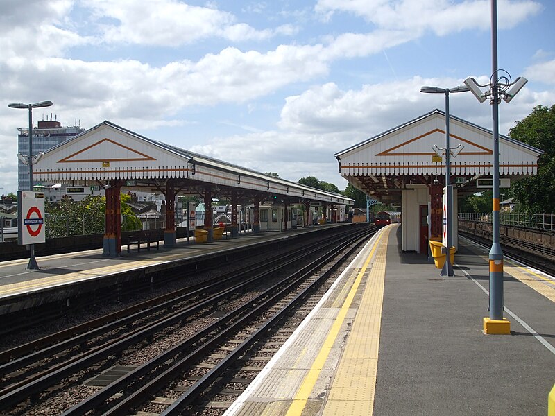 File:Ravenscourt Park stn eastbound Piccadilly look west.JPG