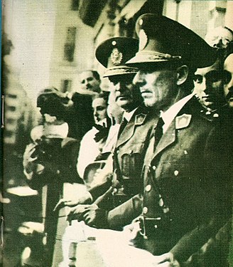 Els generals Arturo Rawson i Pedro Pablo Ramírez saluden a la multitud a la Plaça de Maig el dia del cop d'estat, 4 de juny de 1943