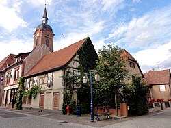 L'église parmi les maisons de la ville