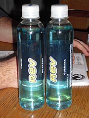 İki şişe mavi Rev Energy