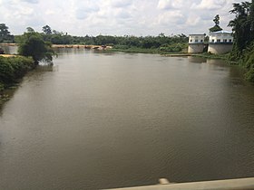 Vue du Mungo depuis le pont. A droite, extraction d'eau pour Douala; A gauche, carrière de sable sur les berges .