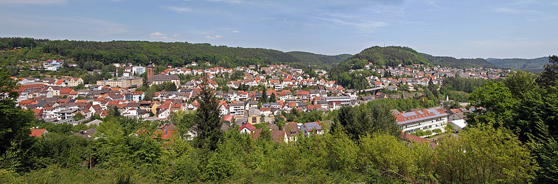 File:Rodalben vom Bruderfelsen-01-Panorama-gje.jpg