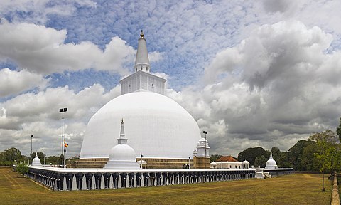 The Ruwanwelisaya stupa, built by the Sri Lankan King Dutugemunu (c. 140 B.C.E.).