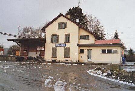 Bahnhof Steinmaur im Jahr 2004, abgebrochen 2011
