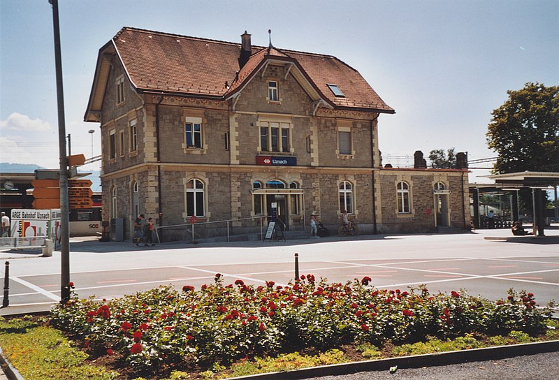File:SBB Historic - F 122 01122 009 - Uznach Stationsgebaeude Strassenseite.jpg