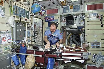 Le cosmonaute Iouri Oussatchev, commandant de l'Expédition 2, organise différents types de repas dans le module de service Zvezda amarré à la station spatiale internationale le 16 juillet 2001. (définition réelle 3 040 × 2 005)