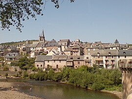 Pemandangan Saint-Côme-d'olt dari jembatan