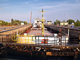 Barco en la esclusa de aire