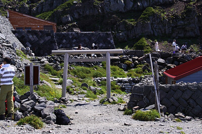 File:Sanchou-Gohonsha Gate.JPG