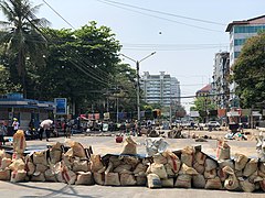 3. marts, sandsække barrikade i Yangon.