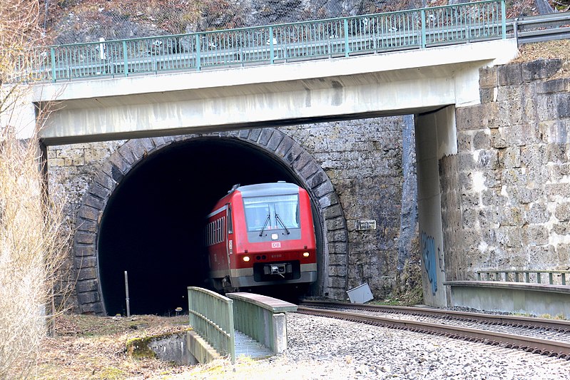 File:Schanztunnel Donautalbahn (2018).jpg