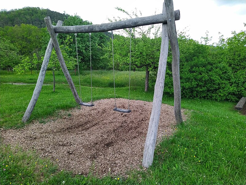 File:Schaukel, Spielplatz Holzacker, Tübingen-Hirschau.jpg