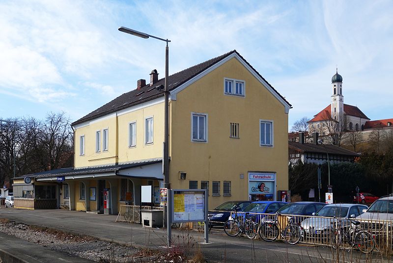File:Schongau Bahnhofsgebäude, im Hintergrund Stadtmauer und Heilig-Geist-Kirche.jpg