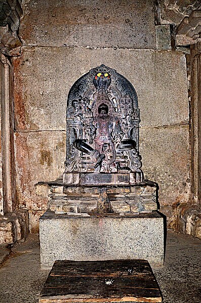 File:Sculpture of Yaksha Dharanendra at Akkana Basadi in Shravanabelagola.jpg