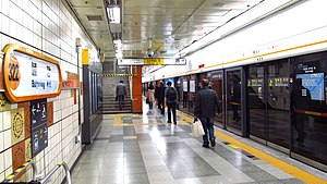 Seoul-metro-322-Bulgwang-station-platform-20191022-122032.jpg