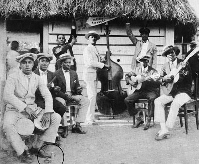 Sexteto Habanero in 1925. First on the left is Agustín Gutiérrez, the bongosero. His tuning lamp is on the ground (circled).