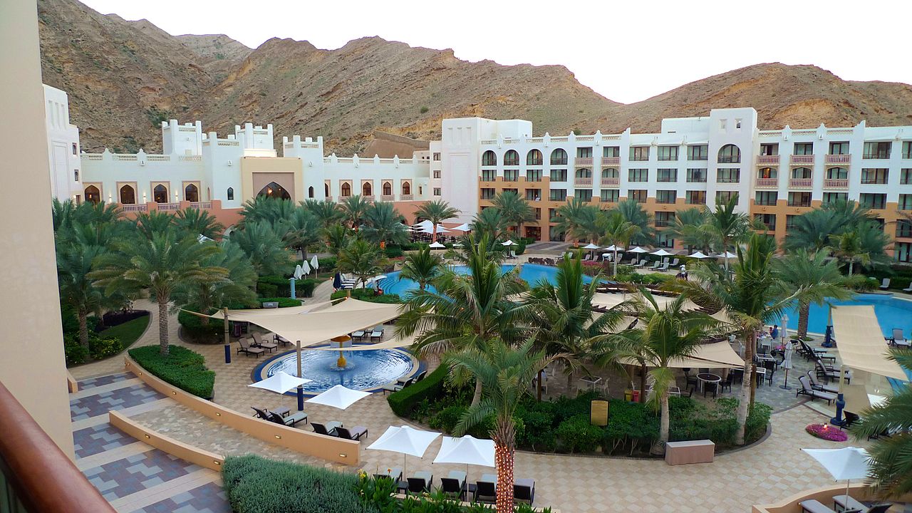 File:Shangri-La Barr Al Jissah Resort Oman.jpg - Wikimedia Commons