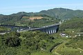 浜松SA - 浜松いなさJCT間。都田川橋と風力発電施設を望む。