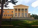 Sigtunaskolan Humanistiska Läroverket (SSHL) är beläget på Sigtuna stads västra kulle, skolan är en internatskola för högstadiet och gymnasiet.[21]