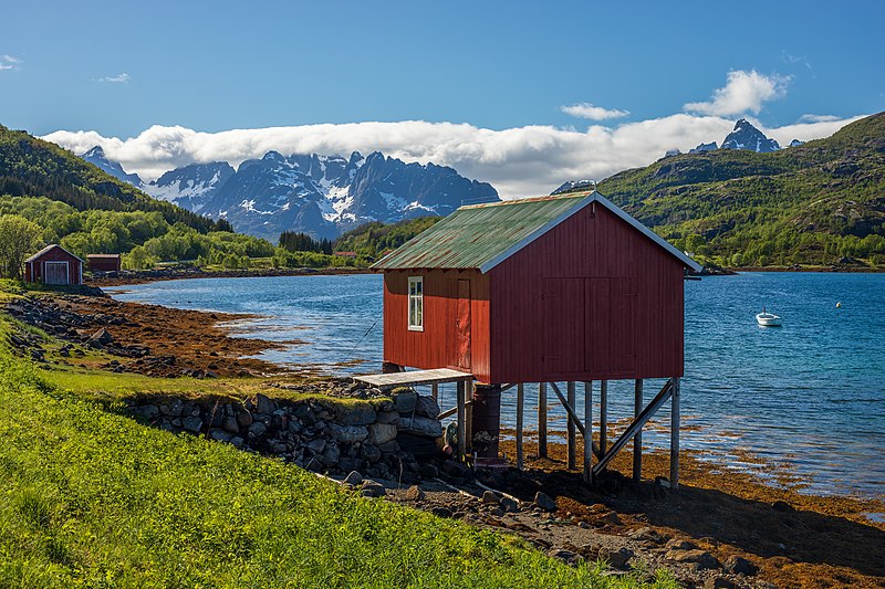 File:Small rorbu in Pundsletta on Årsteinen in Vågan, Nordland, Norway, 2022 June.jpg