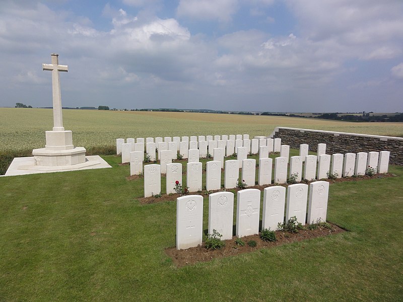 File:Sommaing (Nord, Fr) Cannonne Farm 1918 British Cemetery CWGC (2).jpg