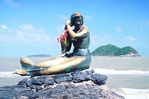 Statue de la sirène sur la plage de Samila