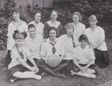 Güney San Francisco Lisesi kız basketbol takımı, antrenör Rue Randall Clifford arka sıranın ortasında. Okulun 1917 yıllığından, İnternet Arşivi'nde.