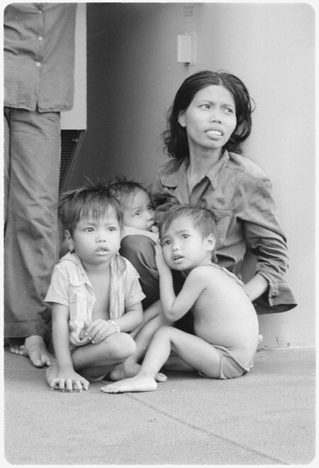 Tập_tin:South_China_Sea....A_refugee_woman_cares_for_three_small_children_on_the_replenishment_oiler_USS_Wabash,_AOR-5...._-_NARA_-_558538.tif