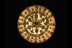 Motalaspännet, även kallat Spännet från Kimstad. Guldspännet från Motala ström, guldsmedsarbete från en ateljé i Paris i början av 1300-talet. Hittades av en ålfiskare 1818.[14]