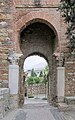Tor mit Hufeisenbogen und römischen Spolien