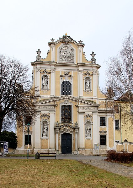 File:St Andrä an der Traisen - Stiftskirche, Hauptfassade.JPG
