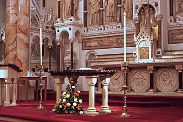 St Mary's Church altar, Manchester by Anthony O'Neil Geograph 4197884.jpg