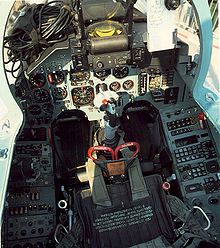 Abitacolo anteriore di un Su-27 biposto (389 rosso) ripreso, sempre a Le Bourget nel 1989, durante la mostra statica. Si notano, in alto a destra, gli appunti del pilota (Evgenij Frolov) sulle manovre compiute durante la mostra acrobatica.