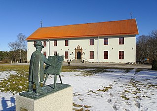 Fasad mot sydväst med skulpturen Prinsen av Sven Lundqvist.