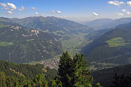 Mayrhofen im Zillertal mit Emberg am Hollenzberg am Taleingang in den Zillergrund