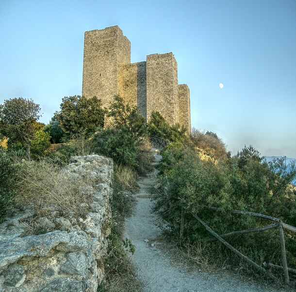 File:Talamone castello tramonto.jpg