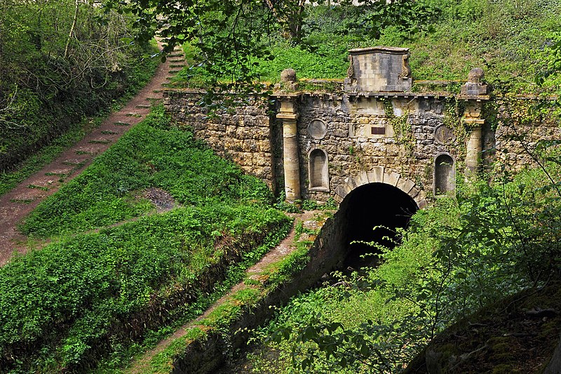 File:The Coates Portal - Sapperton Tunnel - geograph.org.uk - 1892734.jpg