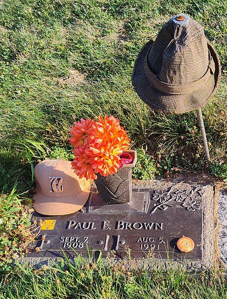 File:The grave of legendary football coach Paul Brown.jpg