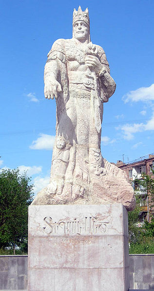 File:TigranStatue.jpg