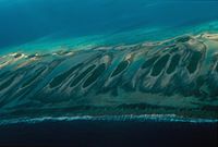 Een groep kleine motu's in Tikehau-atol.  Binnenlagune op de achtergrond, Frans Polynesië.